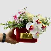 گل ارکیده مصنوعی همراه جعبه چوبی روکش دار